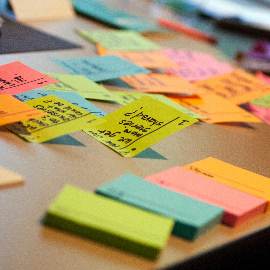 post it notes on table
